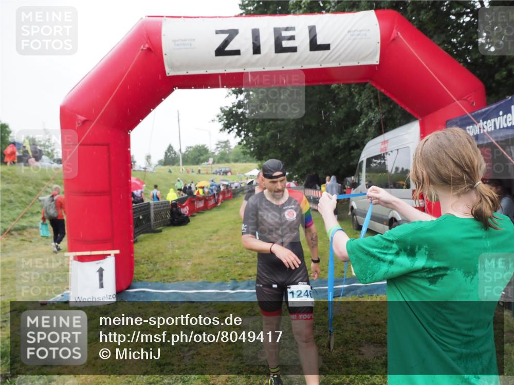 21.06.2025 - 27. Vierlanden-Triathlon MichiJ http://msf.ph/oto/8049417 15.06.2026 14:25:11 Ziel 1246, 1306 meine-sportfotos.de