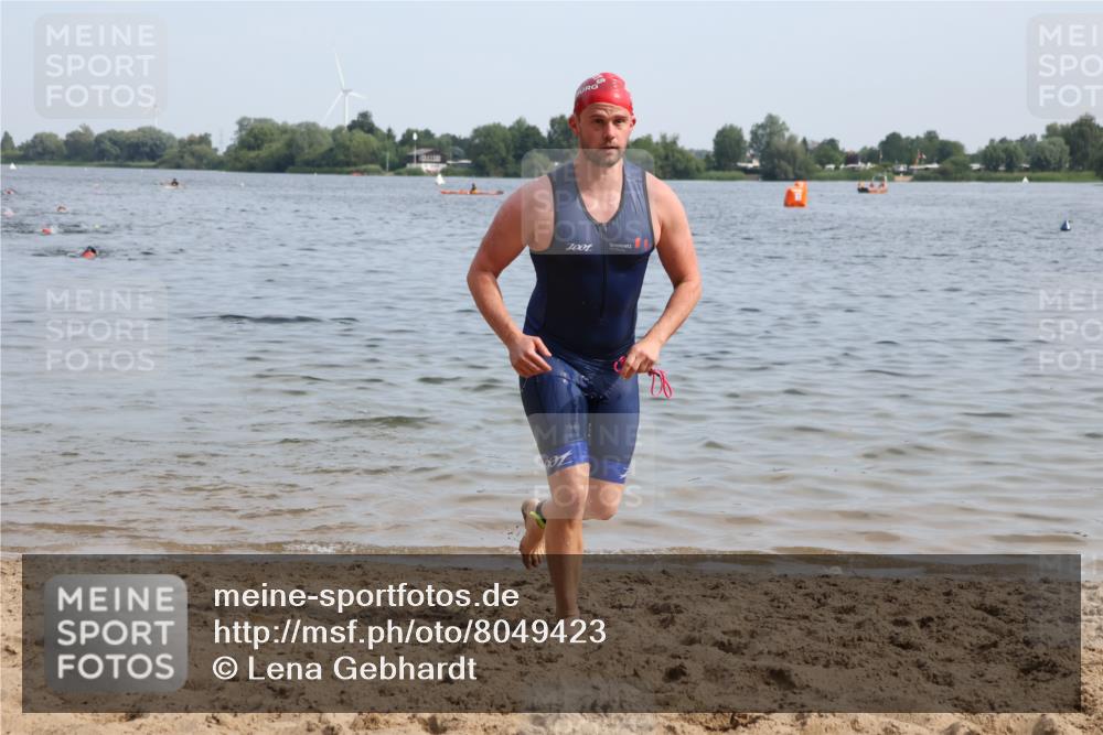 15.06.2025 - 27. Vierlanden-Triathlon Lena Gebhardt http://msf.ph/oto/8049423 15.06.2025 09:53:22 Schwimmen 304 meine-sportfotos.de