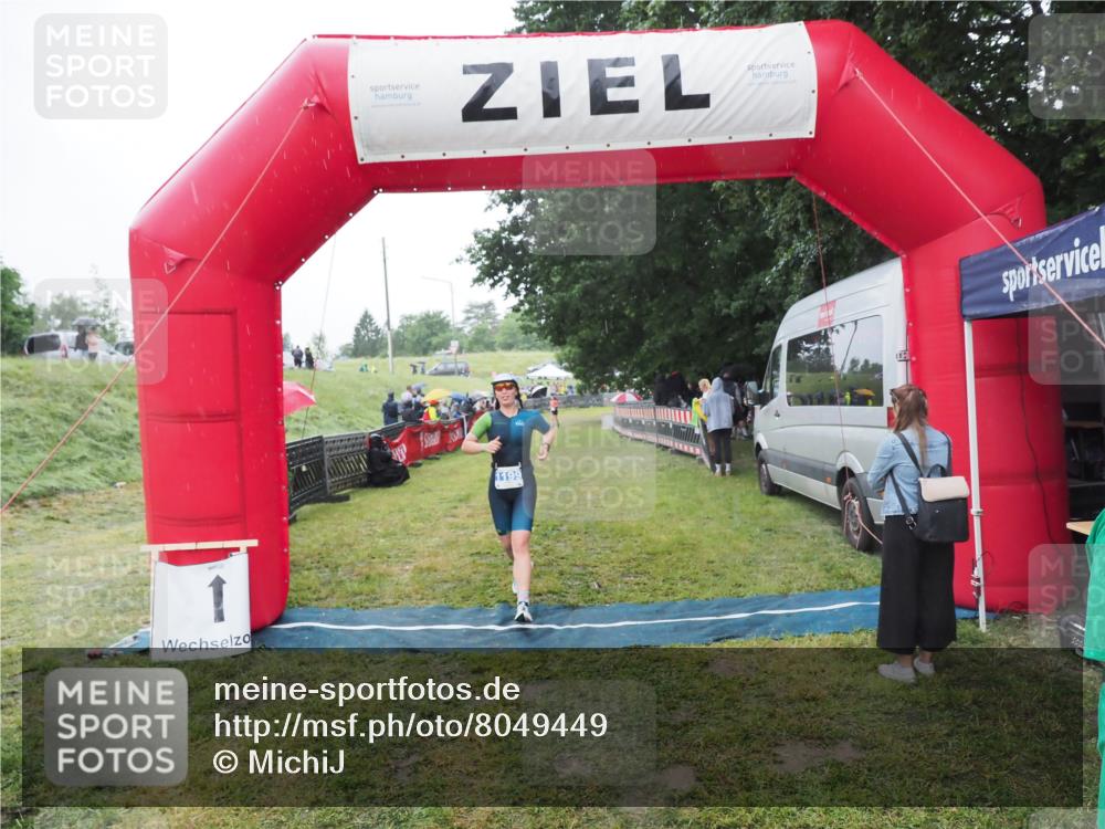 21.06.2025 - 27. Vierlanden-Triathlon MichiJ http://msf.ph/oto/8049449 15.06.2026 14:25:24 Ziel 1199 meine-sportfotos.de