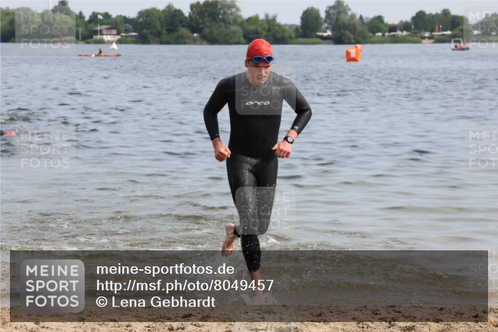 15.06.2025 - 27. Vierlanden-Triathlon Lena Gebhardt http://msf.ph/oto/8049457 15.06.2025 09:53:56 Schwimmen 267, 307 meine-sportfotos.de