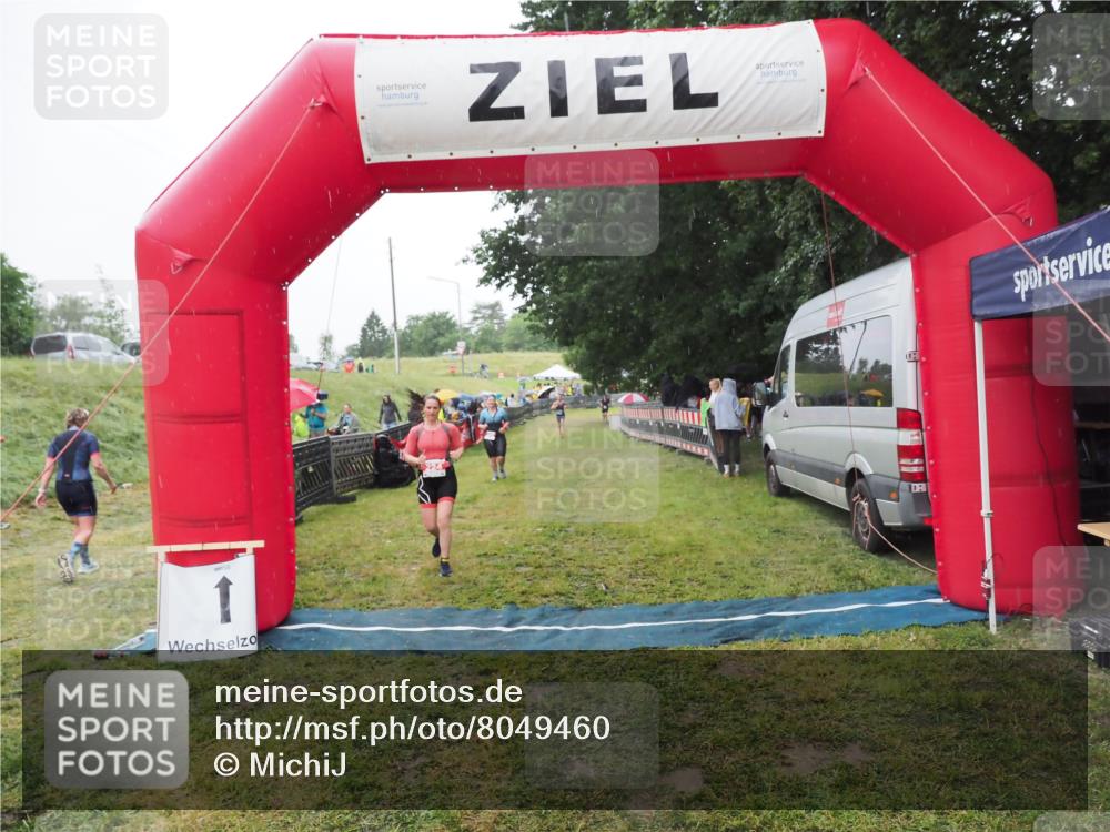 21.06.2025 - 27. Vierlanden-Triathlon MichiJ http://msf.ph/oto/8049460 15.06.2026 14:25:37 Ziel 224 meine-sportfotos.de