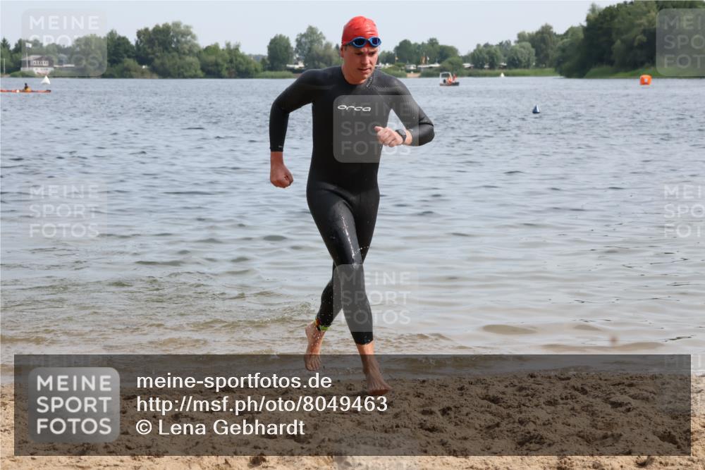 15.06.2025 - 27. Vierlanden-Triathlon Lena Gebhardt http://msf.ph/oto/8049463 15.06.2025 09:53:57 Schwimmen 267, 307 meine-sportfotos.de