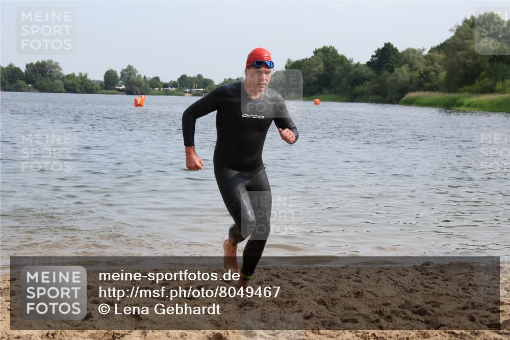 15.06.2025 - 27. Vierlanden-Triathlon Lena Gebhardt http://msf.ph/oto/8049467 15.06.2025 09:53:58 Schwimmen 267, 307 meine-sportfotos.de
