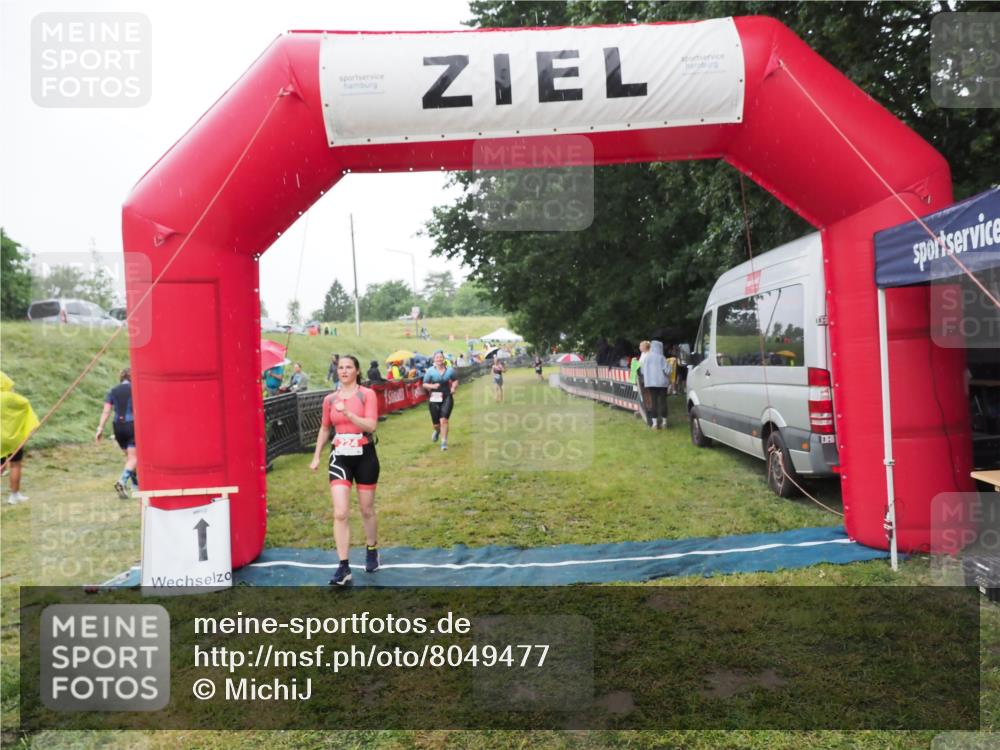 21.06.2025 - 27. Vierlanden-Triathlon MichiJ http://msf.ph/oto/8049477 15.06.2026 14:25:38 Ziel 224 meine-sportfotos.de