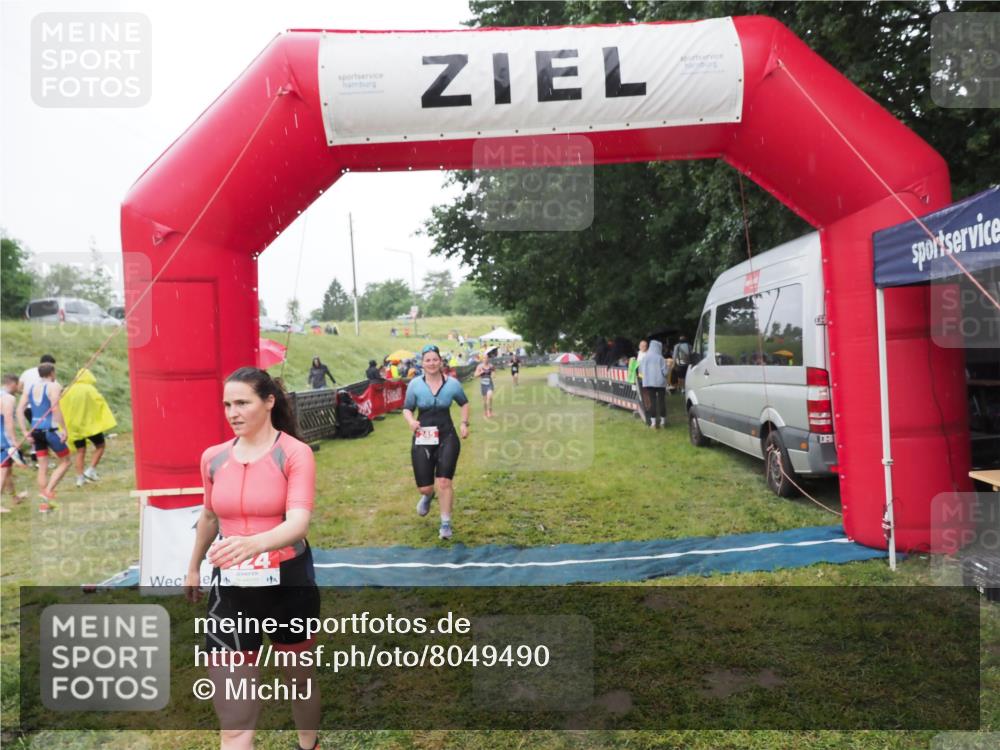 21.06.2025 - 27. Vierlanden-Triathlon MichiJ http://msf.ph/oto/8049490 15.06.2026 14:25:40 Ziel 224, 1281 meine-sportfotos.de