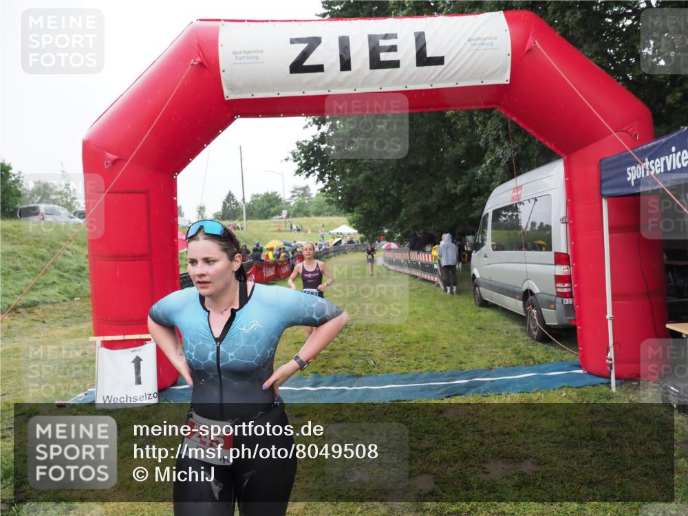 21.06.2025 - 27. Vierlanden-Triathlon MichiJ http://msf.ph/oto/8049508 15.06.2026 14:25:44 Ziel 224, 1281 meine-sportfotos.de