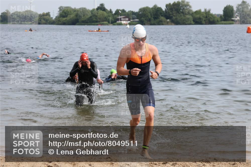 15.06.2025 - 27. Vierlanden-Triathlon Lena Gebhardt http://msf.ph/oto/8049511 15.06.2025 09:54:10 Schwimmen 267, 302, 337, 356 meine-sportfotos.de