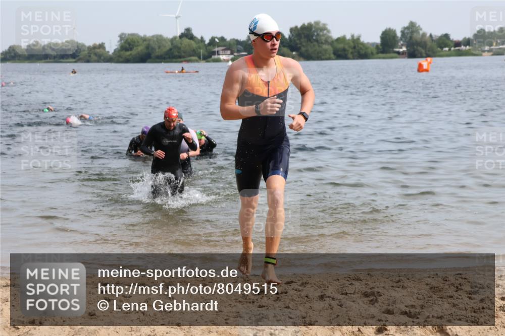 15.06.2025 - 27. Vierlanden-Triathlon Lena Gebhardt http://msf.ph/oto/8049515 15.06.2025 09:54:10 Schwimmen 267, 302, 337, 356 meine-sportfotos.de