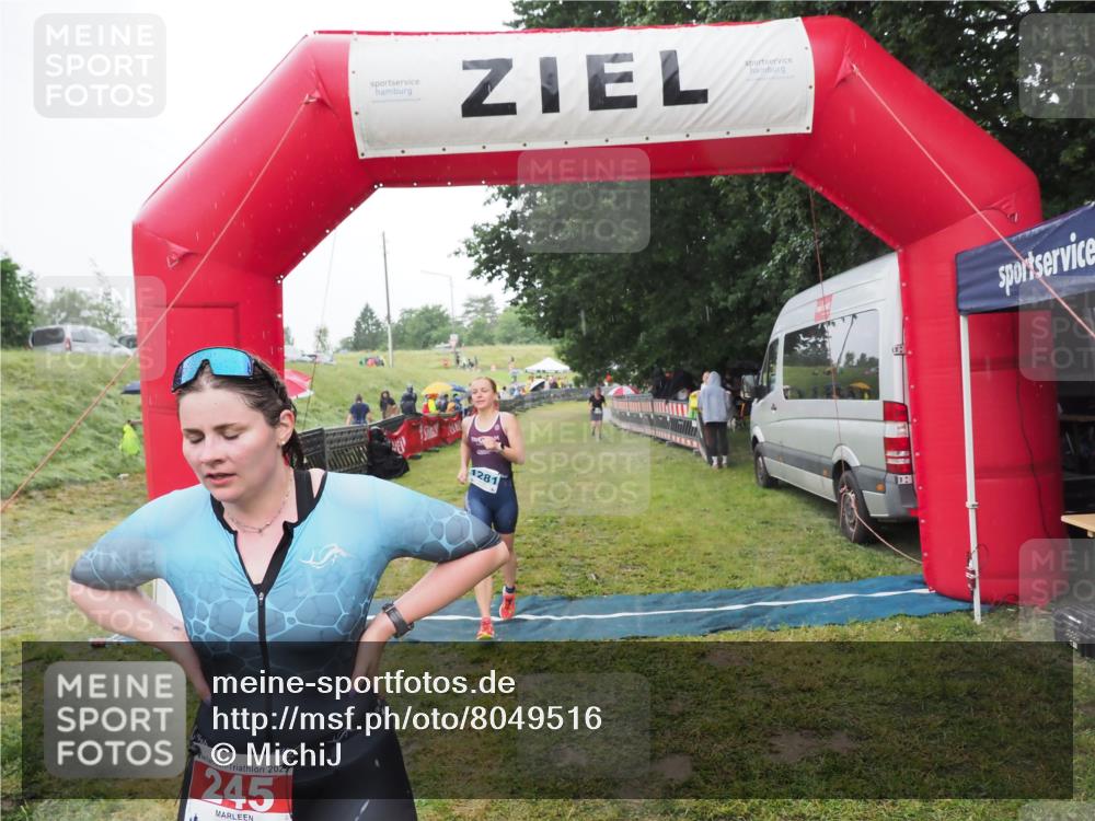 21.06.2025 - 27. Vierlanden-Triathlon MichiJ http://msf.ph/oto/8049516 15.06.2026 14:25:44 Ziel 224, 1281 meine-sportfotos.de