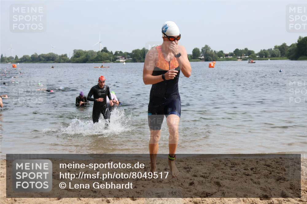 15.06.2025 - 27. Vierlanden-Triathlon Lena Gebhardt http://msf.ph/oto/8049517 15.06.2025 09:54:11 Schwimmen 267, 302, 337, 342, 356 meine-sportfotos.de