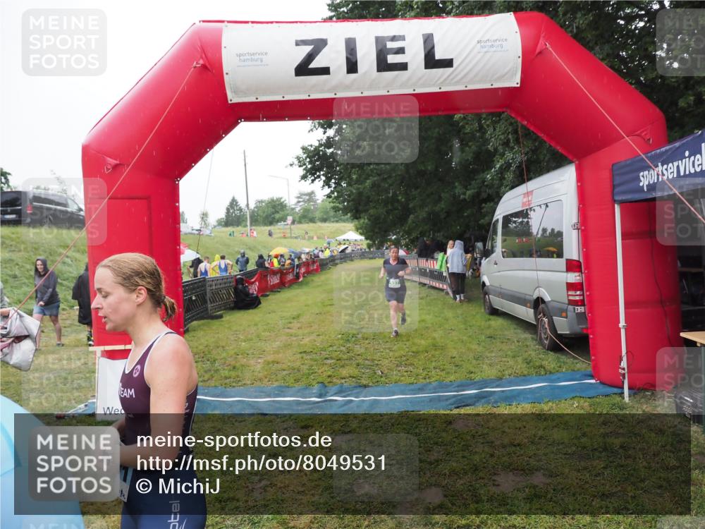 21.06.2025 - 27. Vierlanden-Triathlon MichiJ http://msf.ph/oto/8049531 15.06.2026 14:25:49 Ziel 937, 1281 meine-sportfotos.de