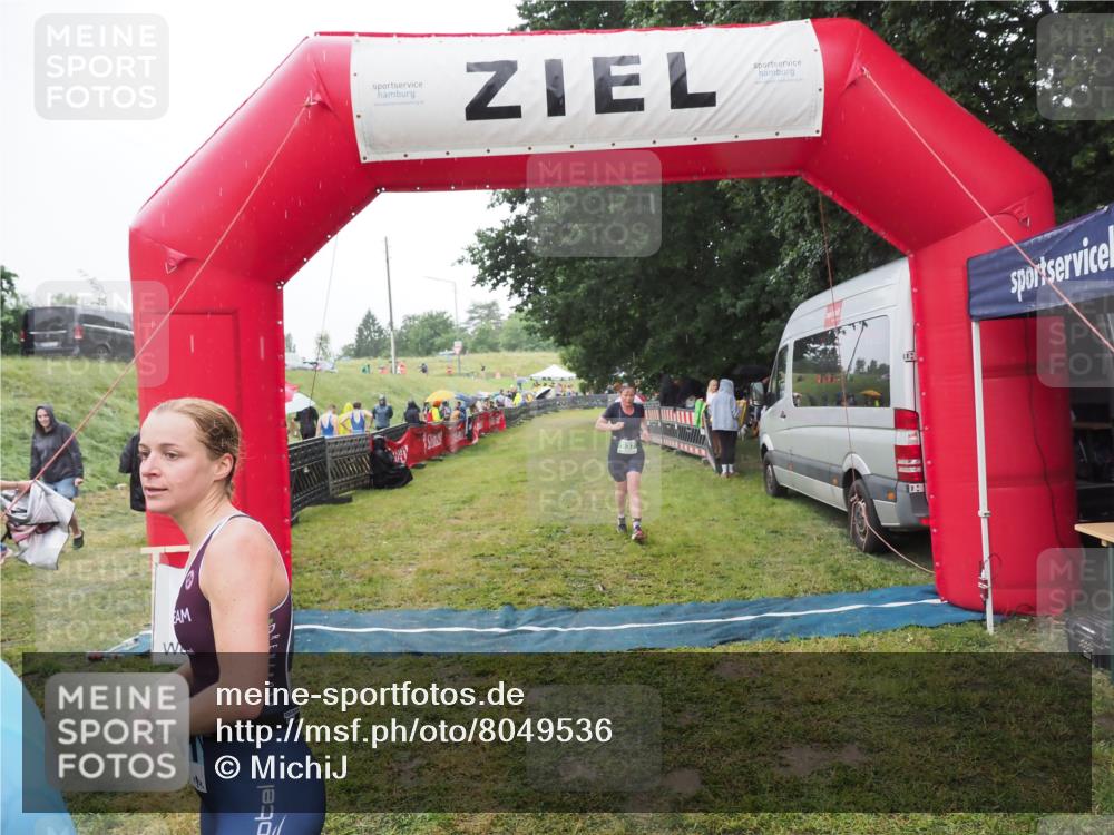 21.06.2025 - 27. Vierlanden-Triathlon MichiJ http://msf.ph/oto/8049536 15.06.2026 14:25:49 Ziel 937, 1281 meine-sportfotos.de