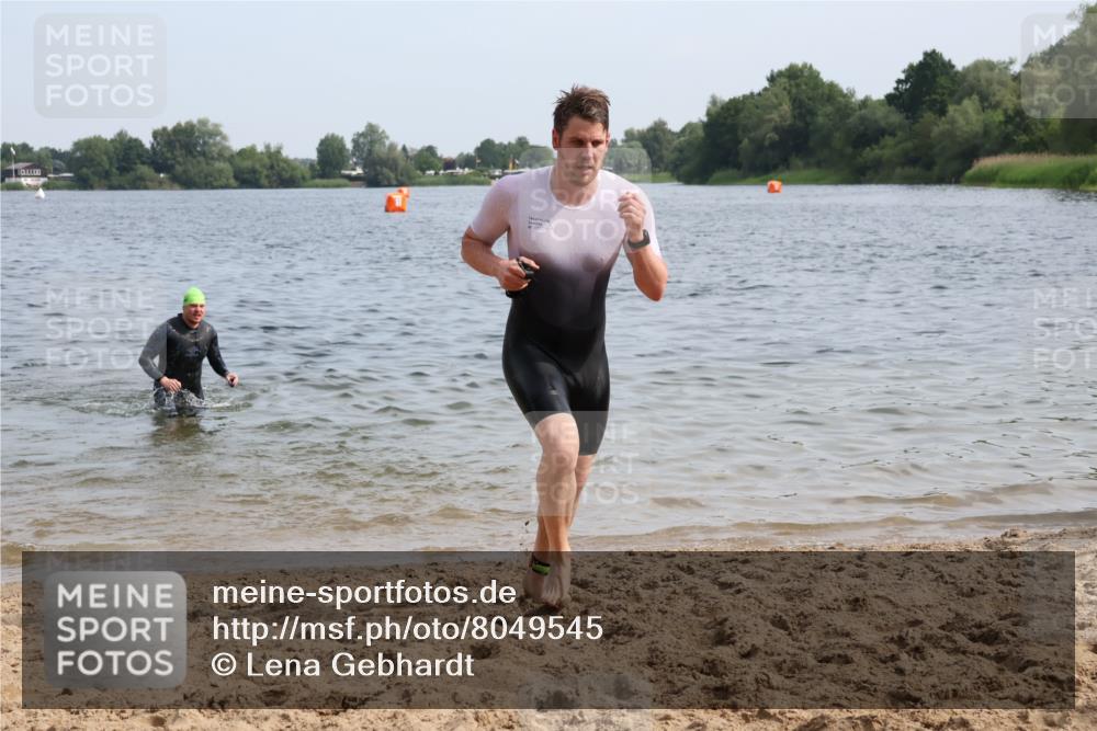 15.06.2025 - 27. Vierlanden-Triathlon Lena Gebhardt http://msf.ph/oto/8049545 15.06.2025 09:54:16 Schwimmen 253, 255, 261, 302, 337, 342, 356 meine-sportfotos.de