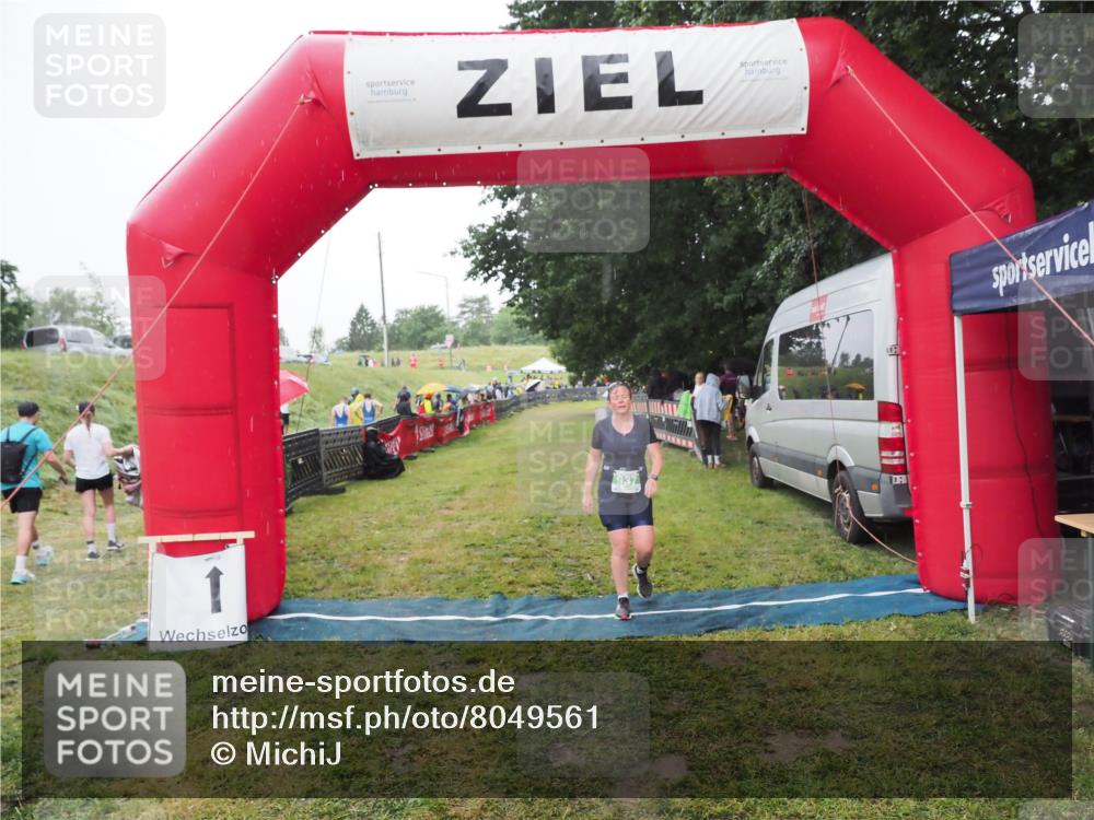 21.06.2025 - 27. Vierlanden-Triathlon MichiJ http://msf.ph/oto/8049561 15.06.2026 14:25:50 Ziel 937, 1281 meine-sportfotos.de