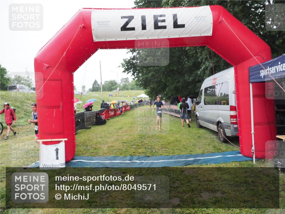 21.06.2025 - 27. Vierlanden-Triathlon MichiJ http://msf.ph/oto/8049571 15.06.2026 14:26:39 Ziel 1316 meine-sportfotos.de