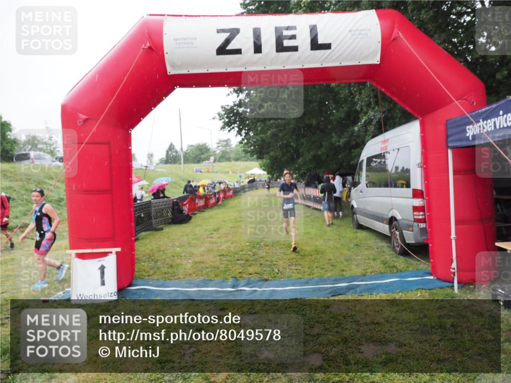 21.06.2025 - 27. Vierlanden-Triathlon MichiJ http://msf.ph/oto/8049578 15.06.2026 14:26:39 Ziel 1316 meine-sportfotos.de