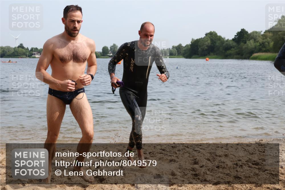 15.06.2025 - 27. Vierlanden-Triathlon Lena Gebhardt http://msf.ph/oto/8049579 15.06.2025 09:54:23 Schwimmen 253, 255, 261, 302, 318, 337, 342, 354 meine-sportfotos.de