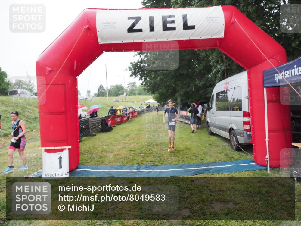 21.06.2025 - 27. Vierlanden-Triathlon MichiJ http://msf.ph/oto/8049583 15.06.2026 14:26:39 Ziel 1316 meine-sportfotos.de