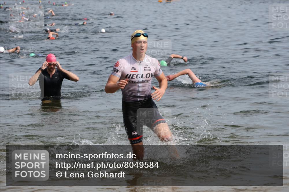 15.06.2025 - 27. Vierlanden-Triathlon Lena Gebhardt http://msf.ph/oto/8049584 15.06.2025 09:54:25 Schwimmen 253, 255, 261, 318, 337, 342, 354 meine-sportfotos.de