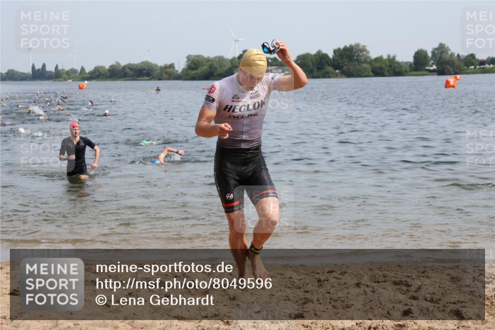 15.06.2025 - 27. Vierlanden-Triathlon Lena Gebhardt http://msf.ph/oto/8049596 15.06.2025 09:54:28 Schwimmen 253, 255, 261, 262, 318, 342, 354 meine-sportfotos.de