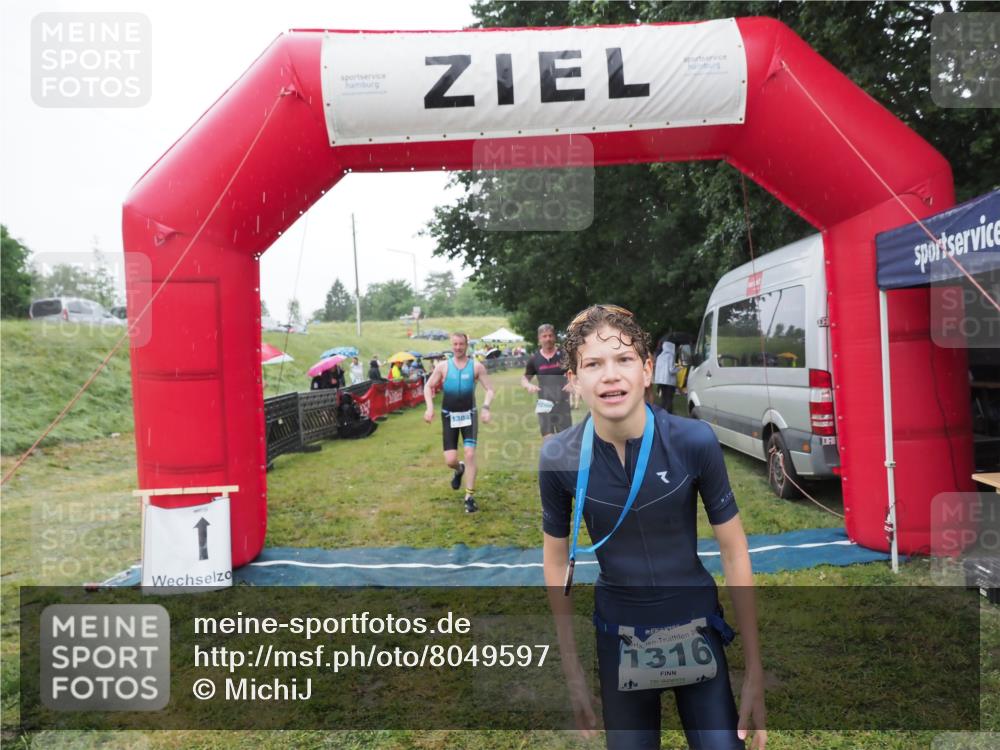 21.06.2025 - 27. Vierlanden-Triathlon MichiJ http://msf.ph/oto/8049597 15.06.2026 14:26:48 Ziel 1298, 1304 meine-sportfotos.de