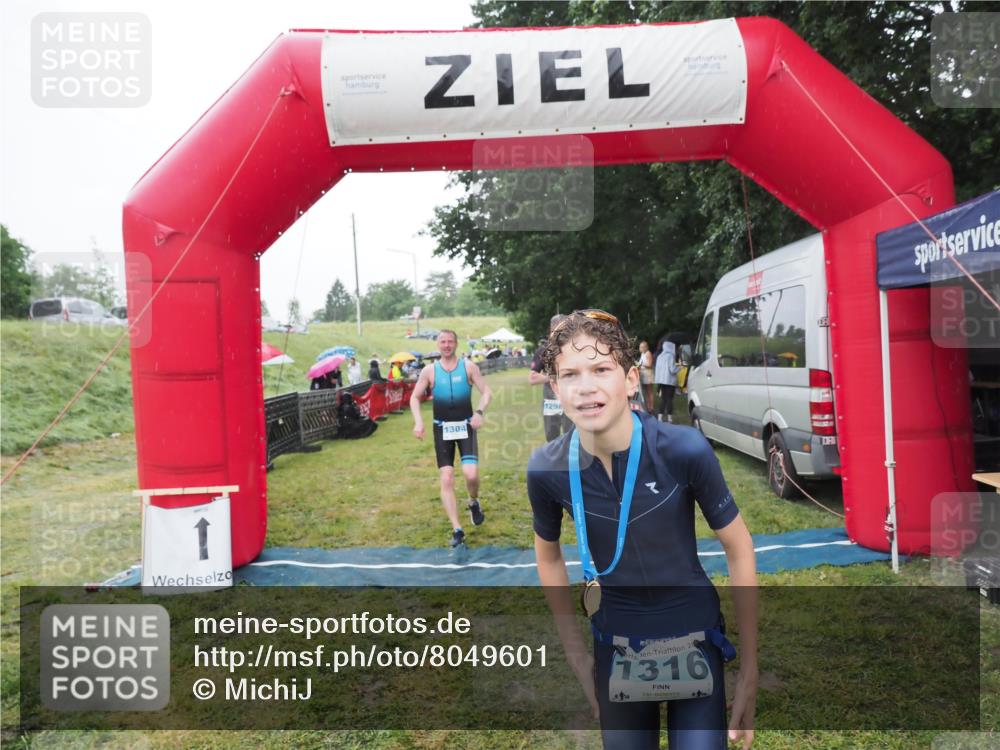 21.06.2025 - 27. Vierlanden-Triathlon MichiJ http://msf.ph/oto/8049601 15.06.2026 14:26:49 Ziel 1298, 1304 meine-sportfotos.de