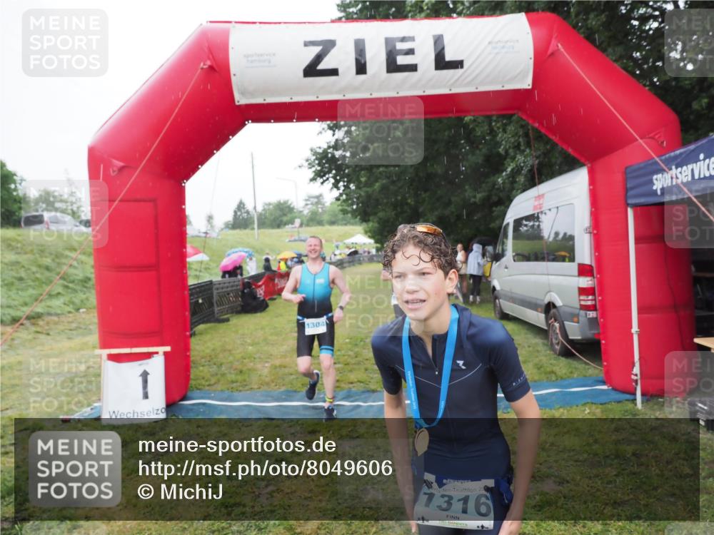 21.06.2025 - 27. Vierlanden-Triathlon MichiJ http://msf.ph/oto/8049606 15.06.2026 14:26:49 Ziel 1298, 1304 meine-sportfotos.de