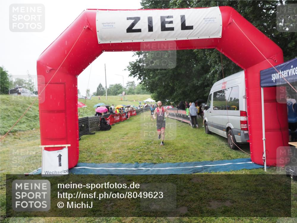 21.06.2025 - 27. Vierlanden-Triathlon MichiJ http://msf.ph/oto/8049623 15.06.2026 14:27:08 Ziel 1256 meine-sportfotos.de