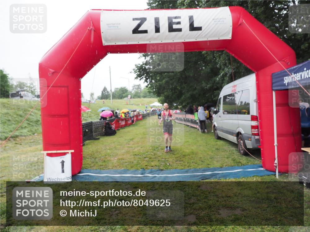 21.06.2025 - 27. Vierlanden-Triathlon MichiJ http://msf.ph/oto/8049625 15.06.2026 14:27:08 Ziel 1256 meine-sportfotos.de