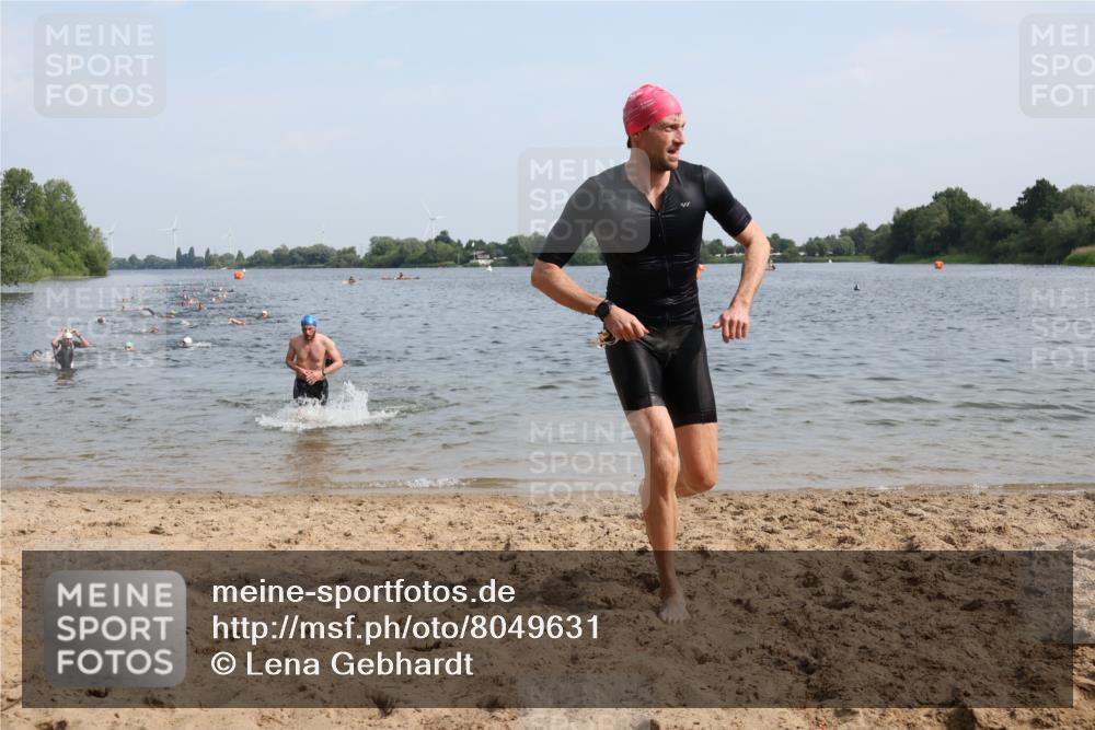 15.06.2025 - 27. Vierlanden-Triathlon Lena Gebhardt http://msf.ph/oto/8049631 15.06.2025 09:54:36 Schwimmen 262, 294, 297, 318, 354 meine-sportfotos.de
