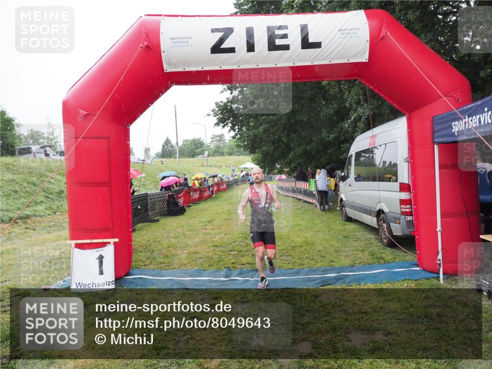 21.06.2025 - 27. Vierlanden-Triathlon MichiJ http://msf.ph/oto/8049643 15.06.2026 14:27:09 Ziel 1256, 1305 meine-sportfotos.de