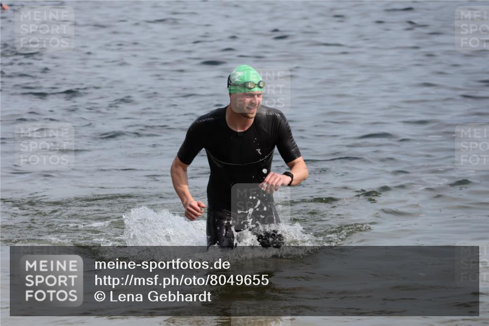 15.06.2025 - 27. Vierlanden-Triathlon Lena Gebhardt http://msf.ph/oto/8049655 15.06.2025 09:54:43 Schwimmen 262, 294, 297, 319, 361 meine-sportfotos.de