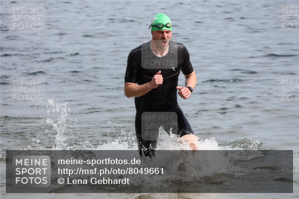 15.06.2025 - 27. Vierlanden-Triathlon Lena Gebhardt http://msf.ph/oto/8049661 15.06.2025 09:54:44 Schwimmen 262, 294, 297, 319, 361 meine-sportfotos.de