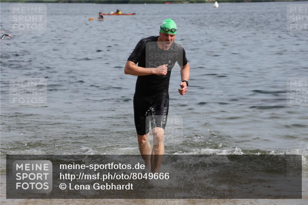 15.06.2025 - 27. Vierlanden-Triathlon Lena Gebhardt http://msf.ph/oto/8049666 15.06.2025 09:54:45 Schwimmen 262, 294, 297, 319, 361 meine-sportfotos.de