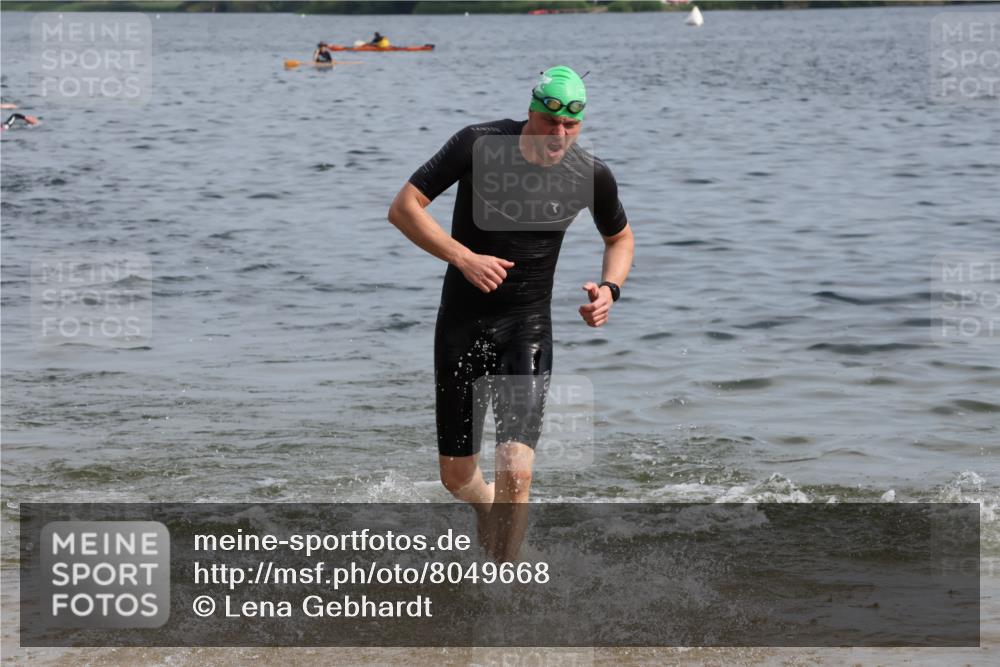 15.06.2025 - 27. Vierlanden-Triathlon Lena Gebhardt http://msf.ph/oto/8049668 15.06.2025 09:54:45 Schwimmen 262, 294, 297, 319, 361 meine-sportfotos.de