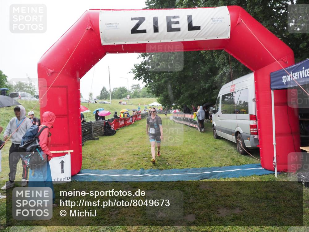 21.06.2025 - 27. Vierlanden-Triathlon MichiJ http://msf.ph/oto/8049673 15.06.2026 14:27:26 Ziel 1224 meine-sportfotos.de