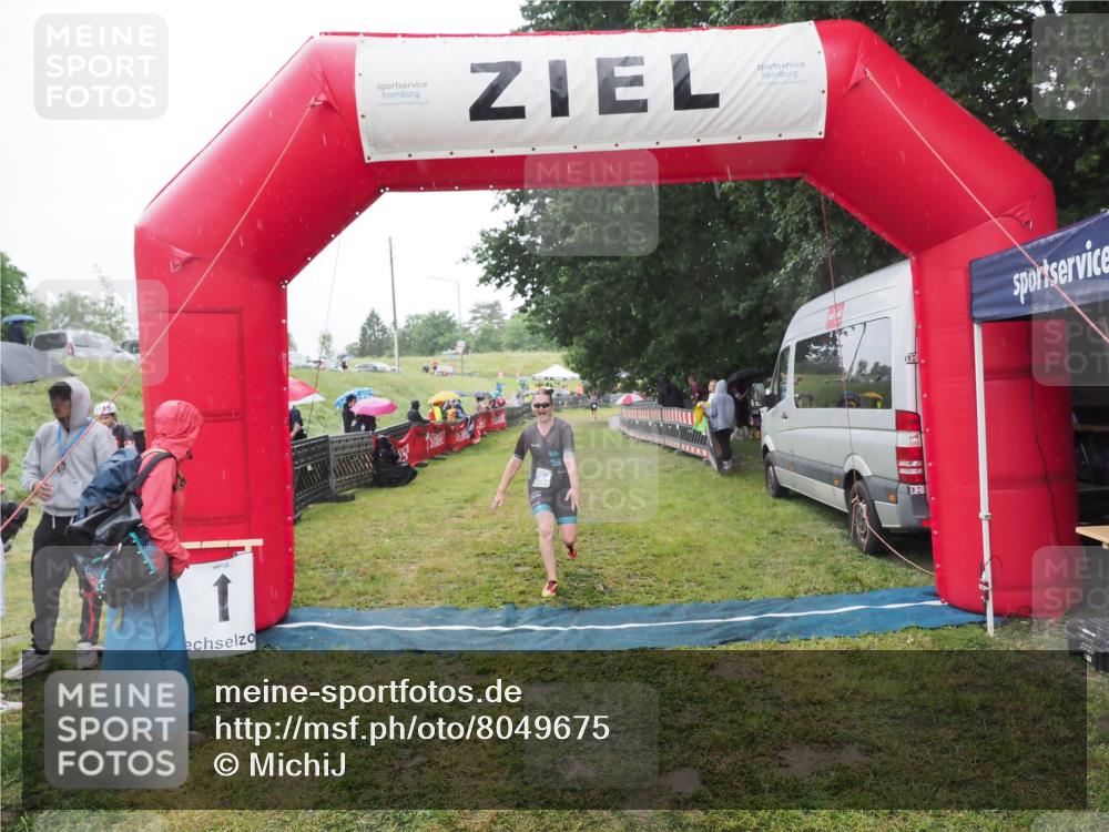 21.06.2025 - 27. Vierlanden-Triathlon MichiJ http://msf.ph/oto/8049675 15.06.2026 14:27:26 Ziel 1224 meine-sportfotos.de