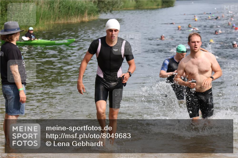 15.06.2025 - 27. Vierlanden-Triathlon Lena Gebhardt http://msf.ph/oto/8049683 15.06.2025 09:54:48 Schwimmen 294, 297, 319, 336, 344, 361 meine-sportfotos.de