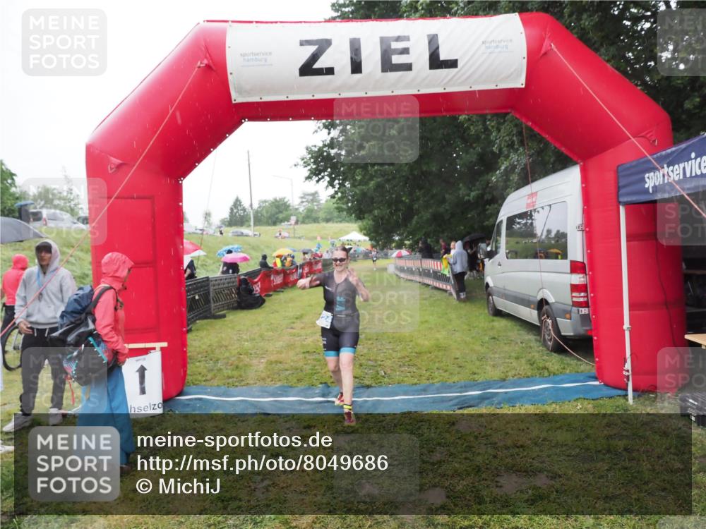 21.06.2025 - 27. Vierlanden-Triathlon MichiJ http://msf.ph/oto/8049686 15.06.2026 14:27:27 Ziel 1224 meine-sportfotos.de