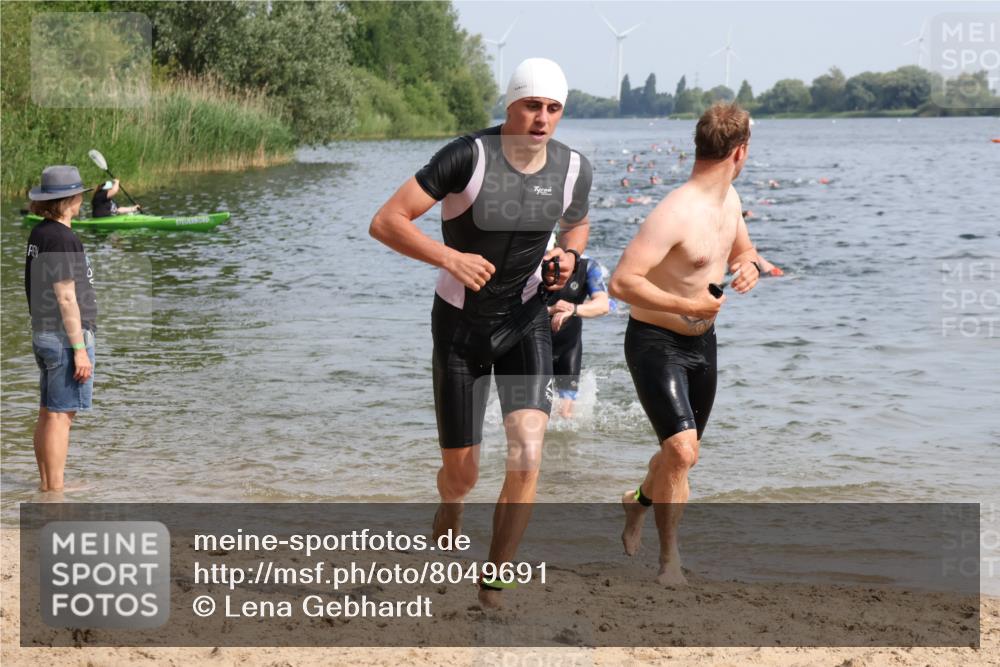 15.06.2025 - 27. Vierlanden-Triathlon Lena Gebhardt http://msf.ph/oto/8049691 15.06.2025 09:54:51 Schwimmen 297, 319, 336, 344, 361 meine-sportfotos.de