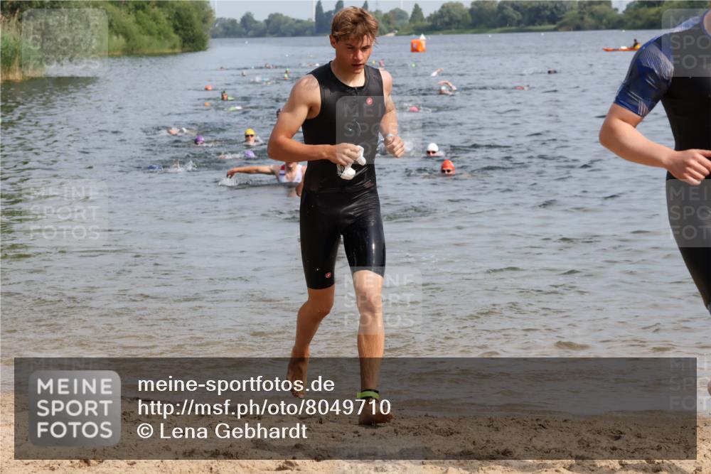 15.06.2025 - 27. Vierlanden-Triathlon Lena Gebhardt http://msf.ph/oto/8049710 15.06.2025 09:54:56 Schwimmen 297, 319, 326, 336, 344, 361 meine-sportfotos.de