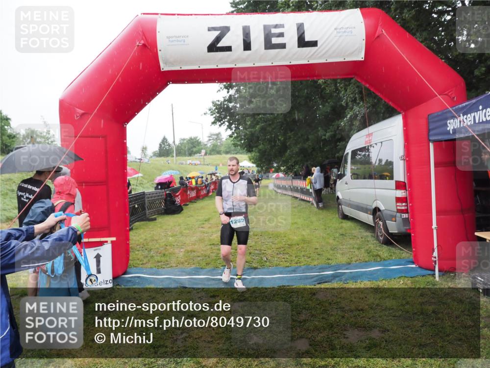 21.06.2025 - 27. Vierlanden-Triathlon MichiJ http://msf.ph/oto/8049730 15.06.2026 14:27:38 Ziel 1239, 1299 meine-sportfotos.de