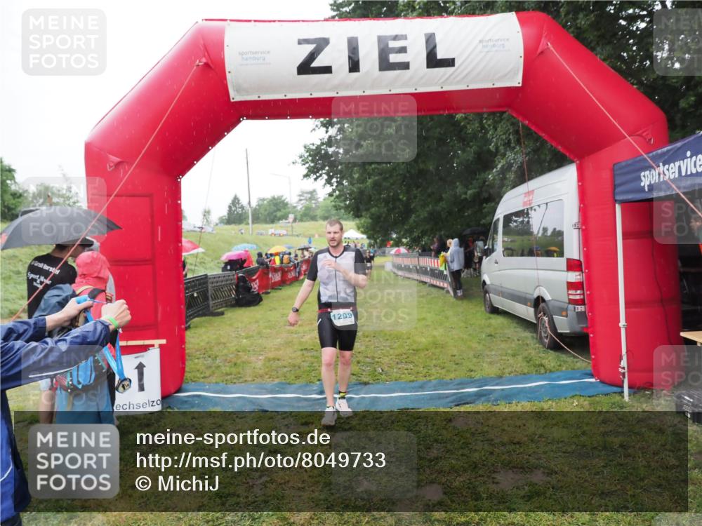 21.06.2025 - 27. Vierlanden-Triathlon MichiJ http://msf.ph/oto/8049733 15.06.2026 14:27:38 Ziel 1239, 1299 meine-sportfotos.de