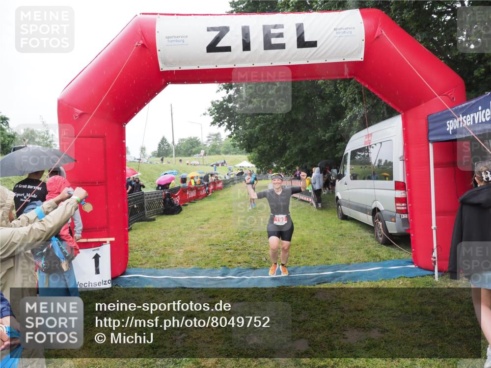 21.06.2025 - 27. Vierlanden-Triathlon MichiJ http://msf.ph/oto/8049752 15.06.2026 14:27:45 Ziel 199, 1314 meine-sportfotos.de