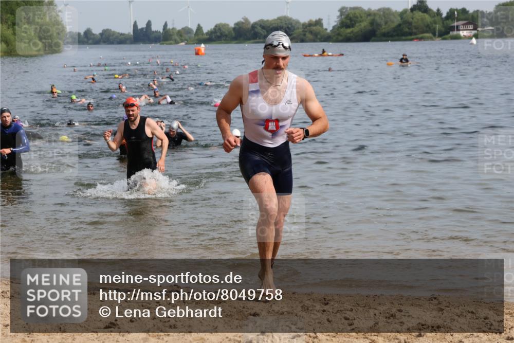 15.06.2025 - 27. Vierlanden-Triathlon Lena Gebhardt http://msf.ph/oto/8049758 15.06.2025 09:55:09 Schwimmen 299, 306, 311, 326 meine-sportfotos.de