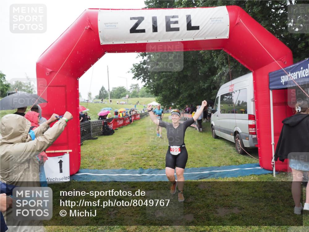 21.06.2025 - 27. Vierlanden-Triathlon MichiJ http://msf.ph/oto/8049767 15.06.2026 14:27:46 Ziel 199, 1314 meine-sportfotos.de