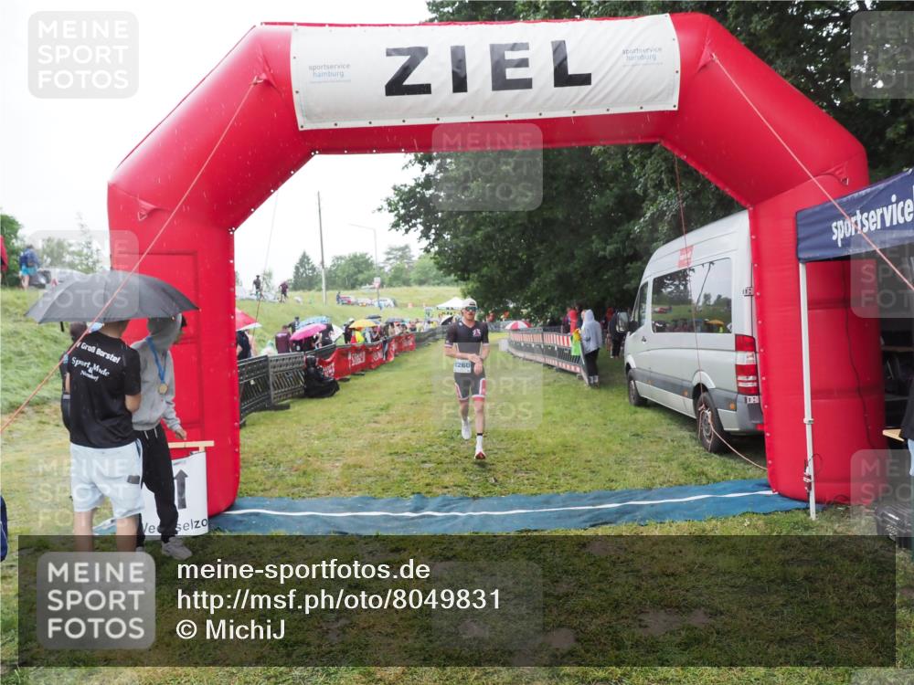 21.06.2025 - 27. Vierlanden-Triathlon MichiJ http://msf.ph/oto/8049831 15.06.2026 14:28:14 Ziel 1260 meine-sportfotos.de