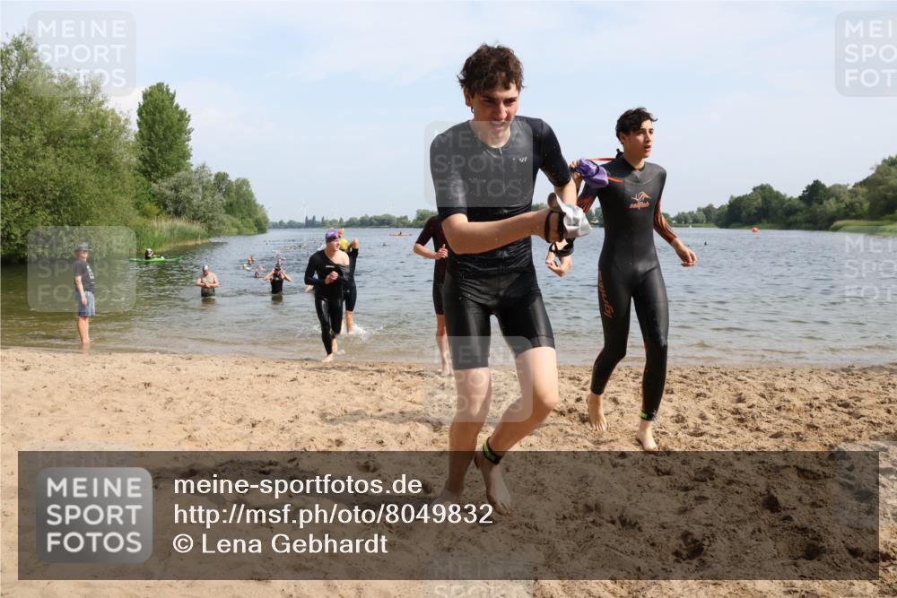 15.06.2025 - 27. Vierlanden-Triathlon Lena Gebhardt http://msf.ph/oto/8049832 15.06.2025 09:55:23 Schwimmen 272, 306, 316, 327, 329, 335, 348, 353, 548 meine-sportfotos.de
