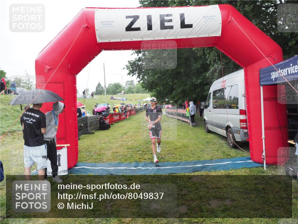 21.06.2025 - 27. Vierlanden-Triathlon MichiJ http://msf.ph/oto/8049837 15.06.2026 14:28:15 Ziel 1260 meine-sportfotos.de