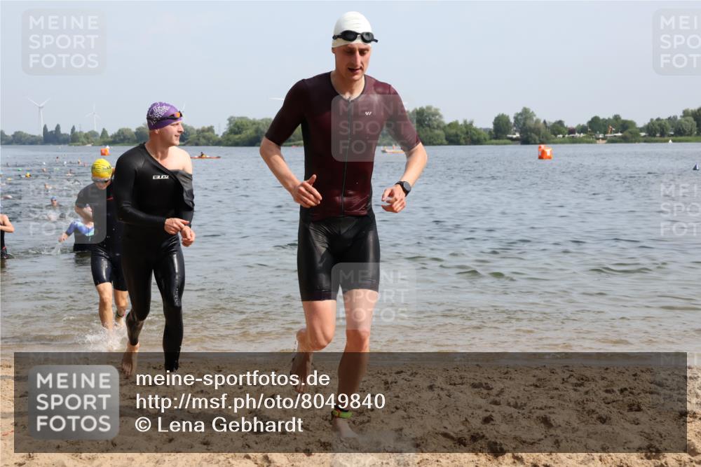 15.06.2025 - 27. Vierlanden-Triathlon Lena Gebhardt http://msf.ph/oto/8049840 15.06.2025 09:55:24 Schwimmen 272, 306, 316, 327, 329, 335, 348, 353, 548 meine-sportfotos.de
